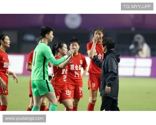 和女足球星合照的她是谁 揭开神秘人物背后的故事与身份 和女足球星合照的她是谁 揭开神秘人物背后的故事与身份