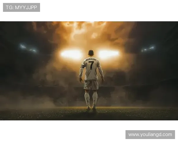 足球巨星C罗背影展现独特魅力，聚焦绿茵场上的传奇人生